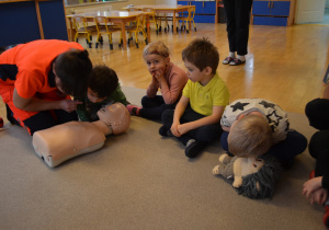 Dzieci z grupy II uczą się jak robić sztuczne oddychanie